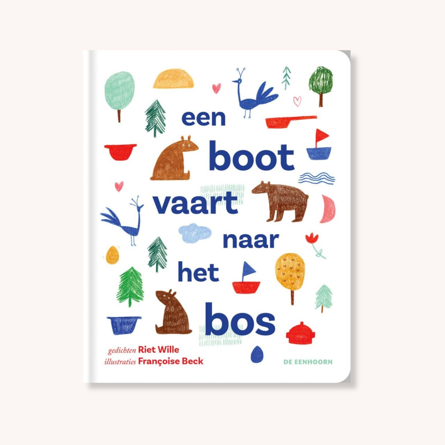 Een boot vaart naar het bos