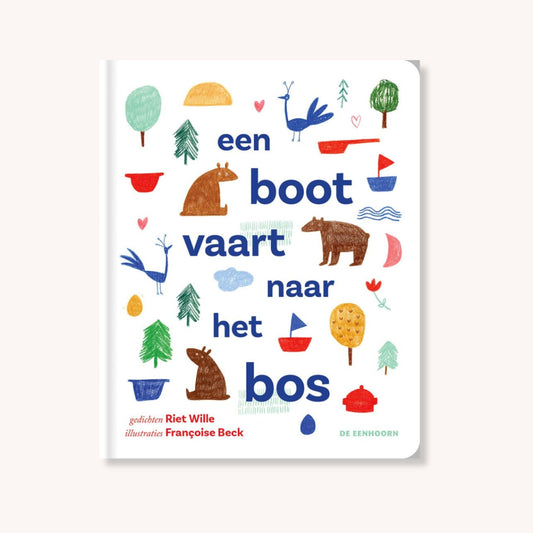 Een boot vaart naar het bos